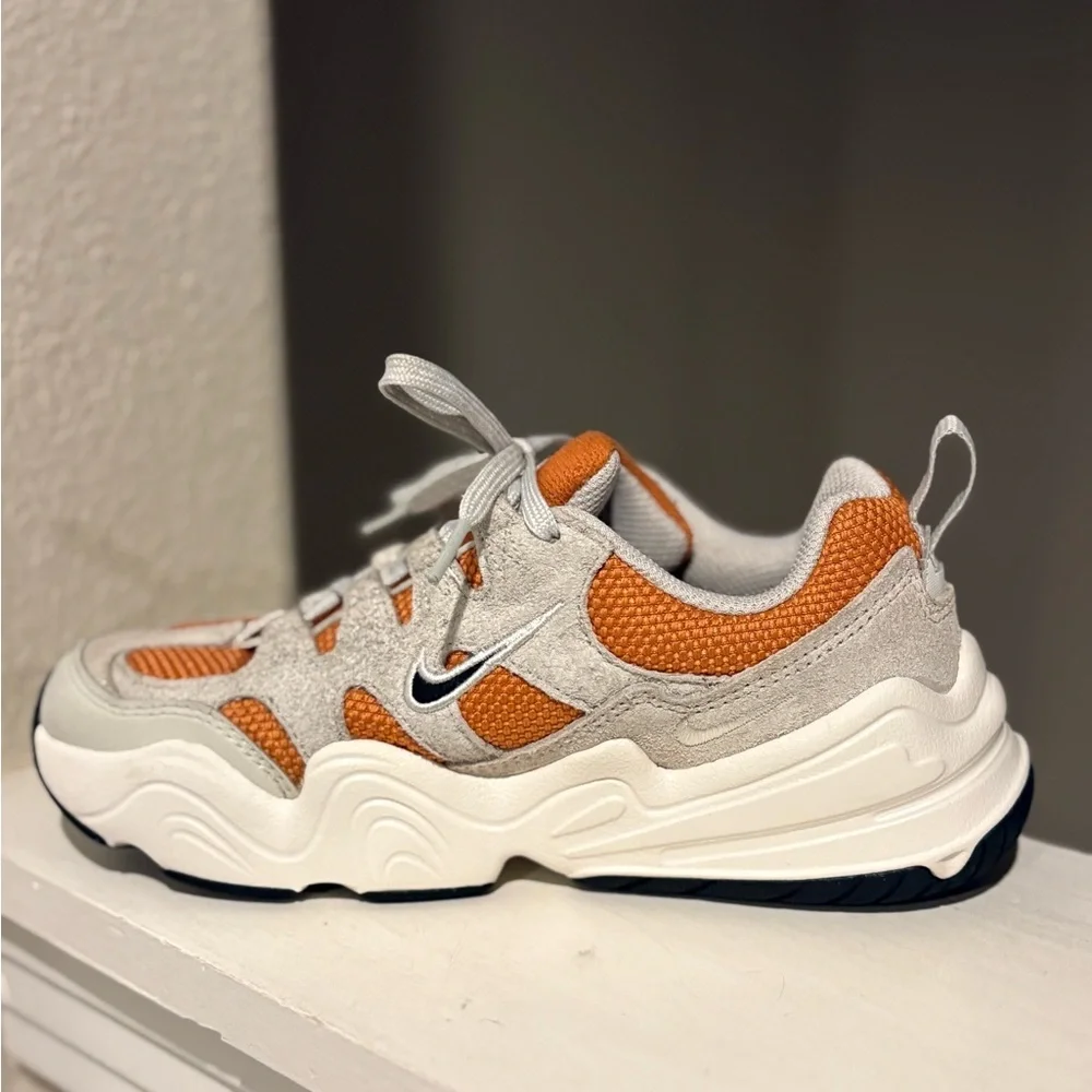 Nike Tech Hera Monarch Light Bone W Shoes Womens Size 5 DR9761-800